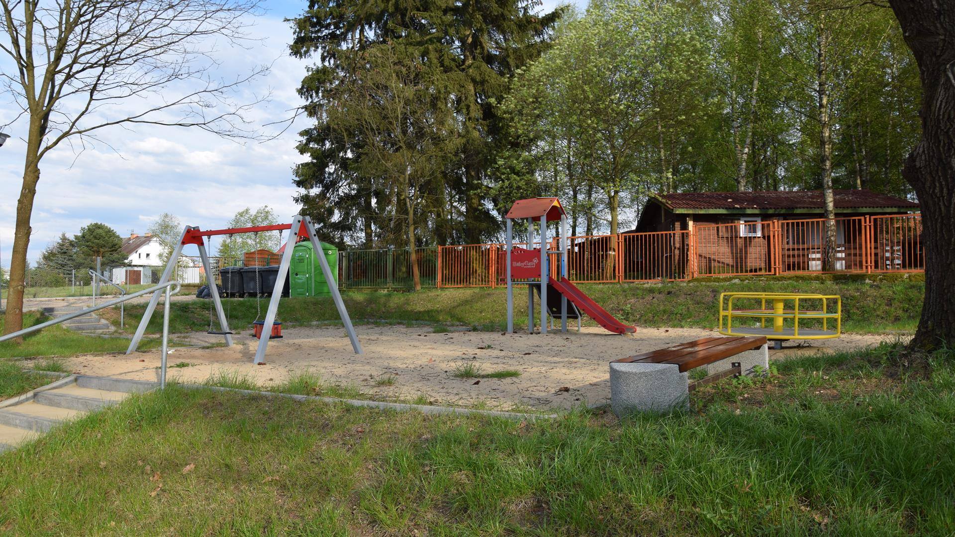 Place zabaw dla dzieci na polu namiotowym EKODAR