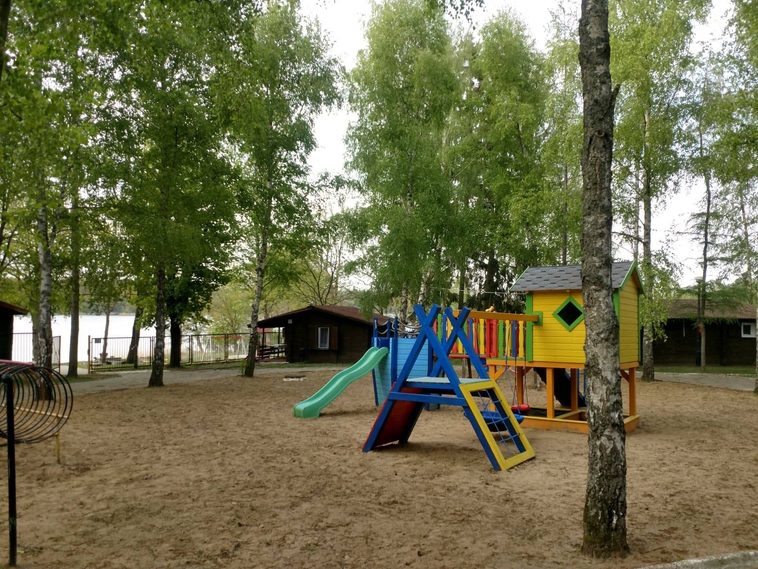 Plac zabaw nad jeziorem Krzemień