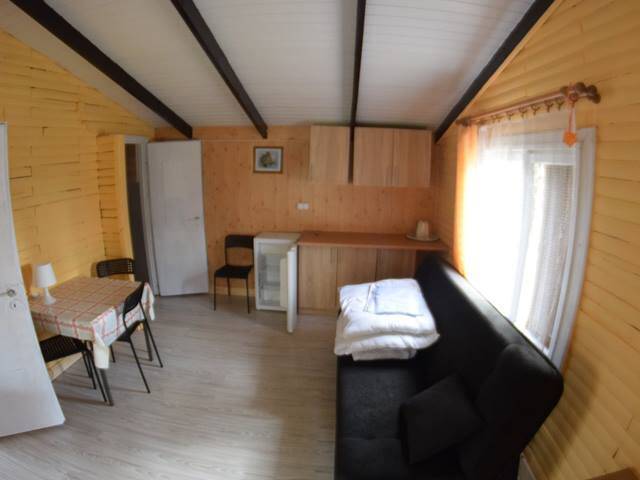 Pokoje w domkach letniskowych nad jeziorem Krzemień
