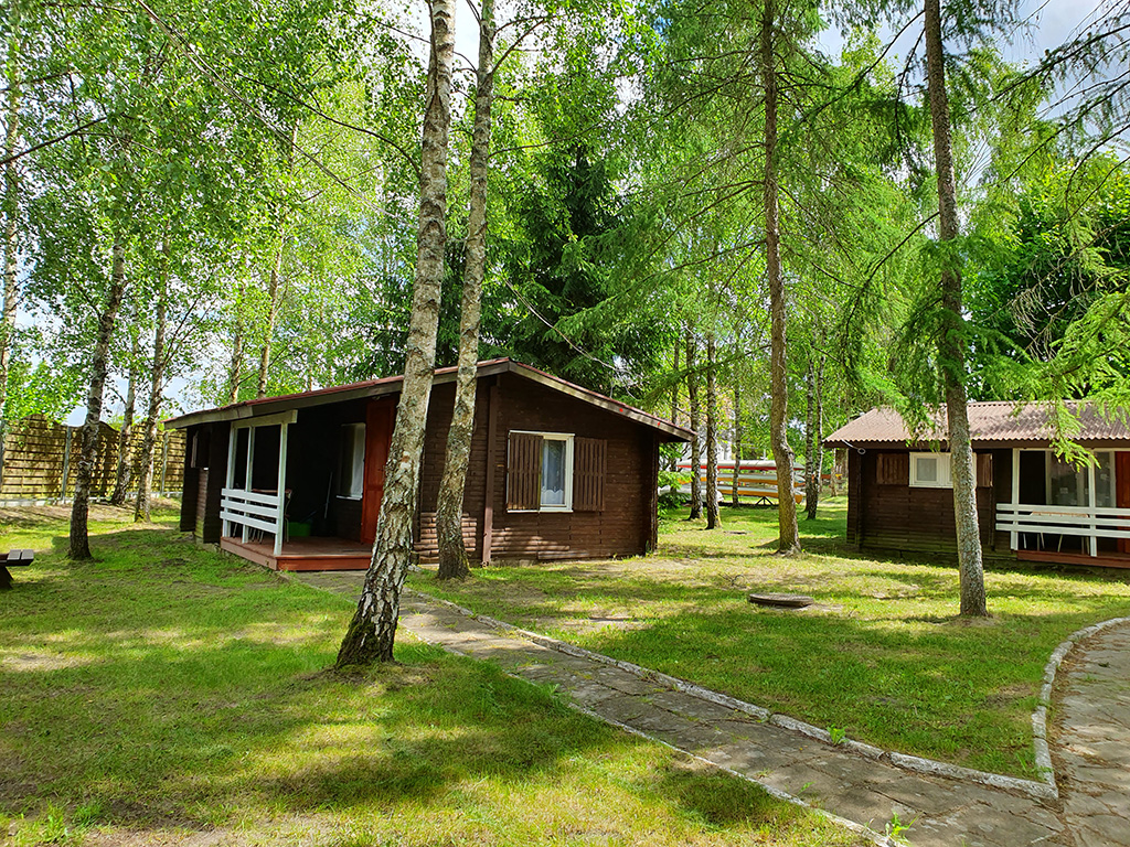 Zaplanuj urlop z Camping Ekodar. Do dyspozycji gości czeka 25 domków letniskowych 4-5-osobowych, każdy domek drewniany z łazienką i aneksem kuchennym. Wspaniały pomysł na wakacje z dziećmi nad jeziorem lub pod namiotem. 