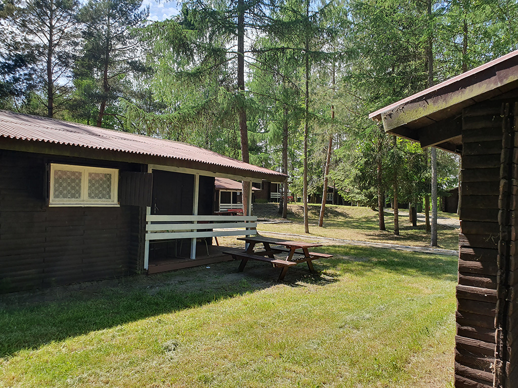 Odwiedź Camping Ekodar i zarezerwuj wakacje nad jeziorem spędzając czas w domku letniskowym nad jeziorem